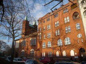 960px-2010-03-02_Erlöserkirche_Moabit_und_Gemeindehaus_2