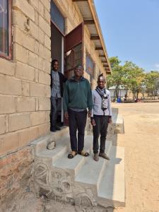 Solarhaus-Frontseite-mit-2-Lehrkraeften-20251022